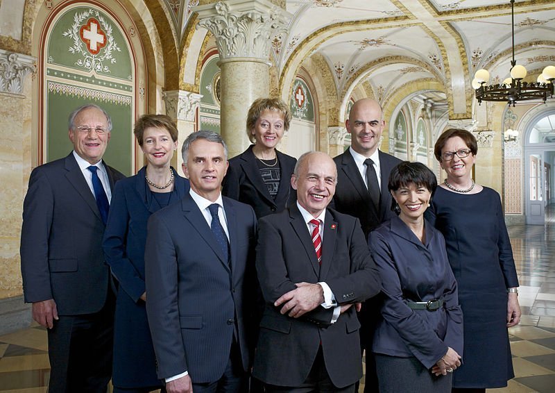 El sonriente equipo de gobierno suizo: un Consejo Federal con gente de cuatro partido