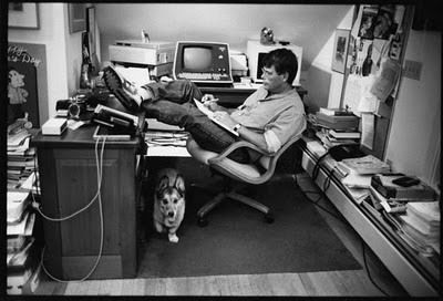 Stephen King en su estudio. Fuente: LogoarthurStudio http://lagoarthurstudio.wordpress.com/2013/06/25/a-reposting-of-study-hacks-on-the-deliberate-rise-of-stephen-king/