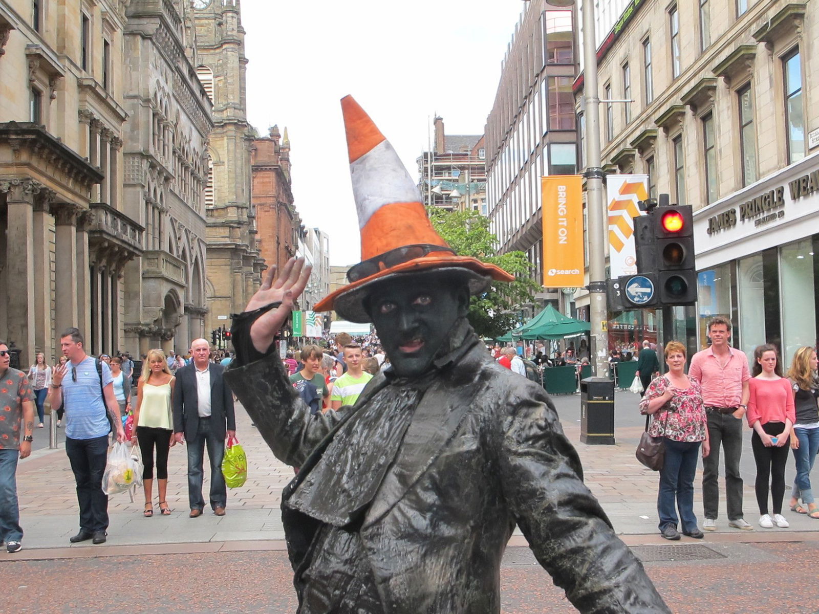 Un cono de tráfico como capirote de una estatua, el mejor icono de Glasgow –