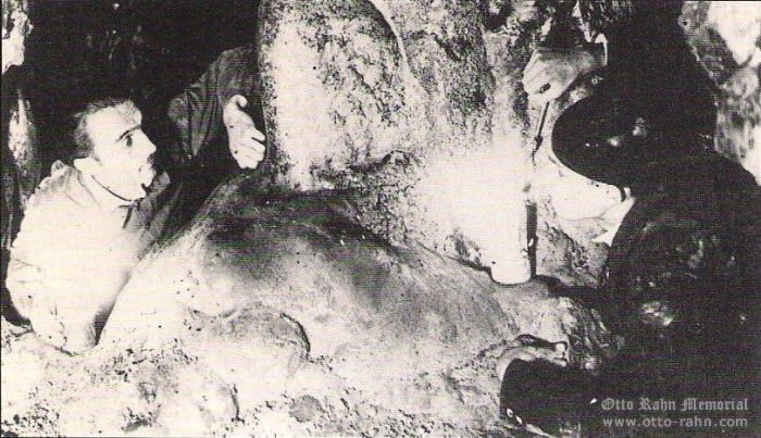 Explorando cuevas, Rahn es el de la izquierda
