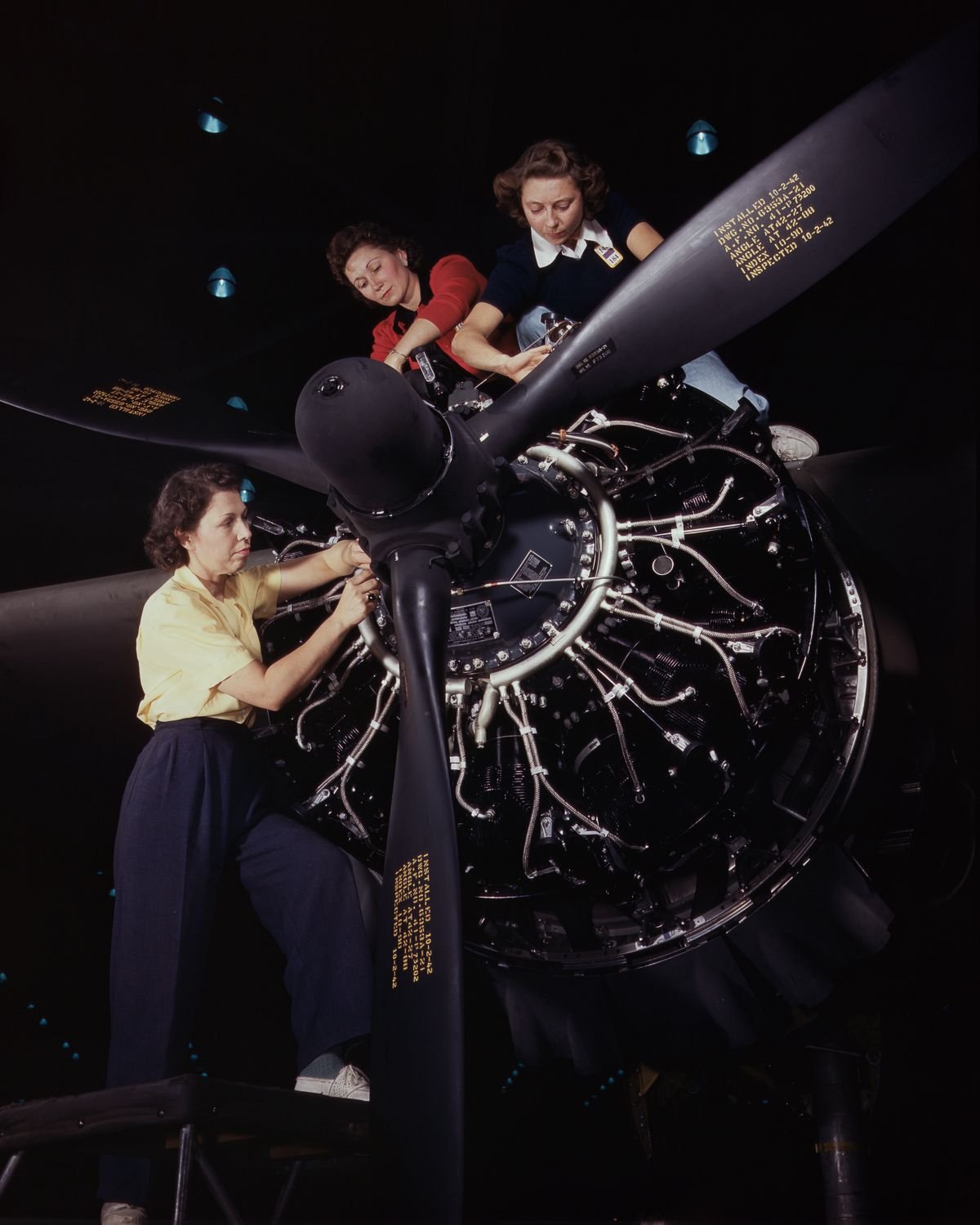 Octubre 1942. Mujeres montan un motor de avión para Douglas Aircraft Company, California. Foto por La Librería del Congreso de EEUU.