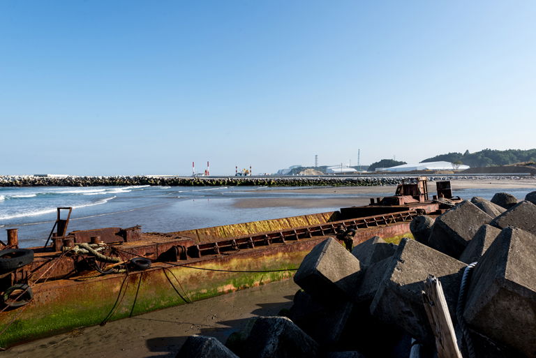 surf-in-fukushima-by-javier-sauras-06