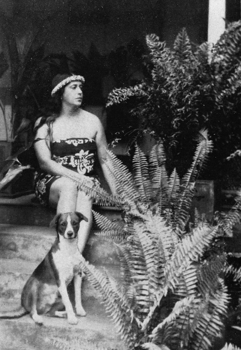 Aurora Bertran, en la Polinesia, en los años 30
