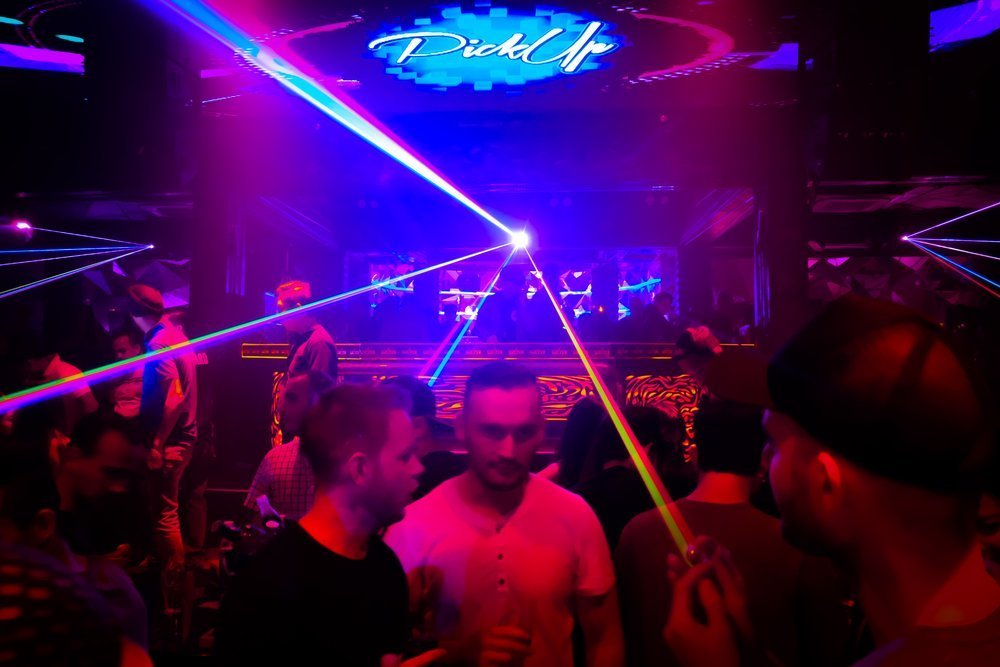Turistas gais en una discoteca asiática