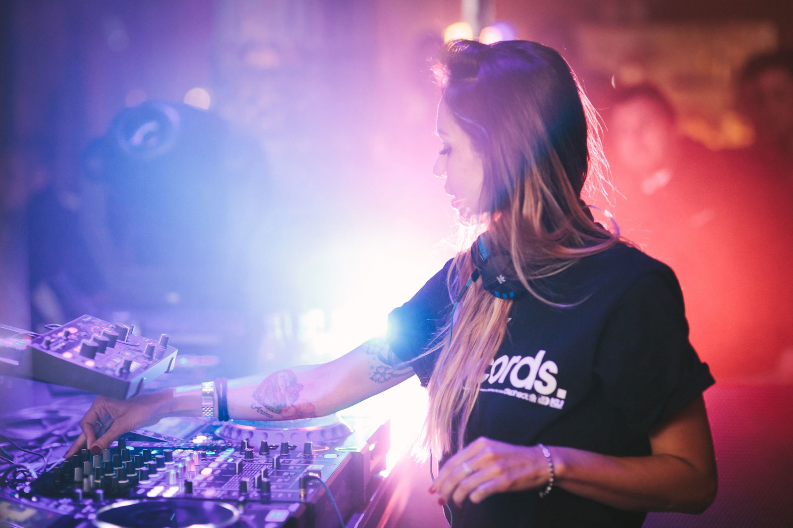 Deborah de Luca, la DJ napolitana reina de la música electrónica