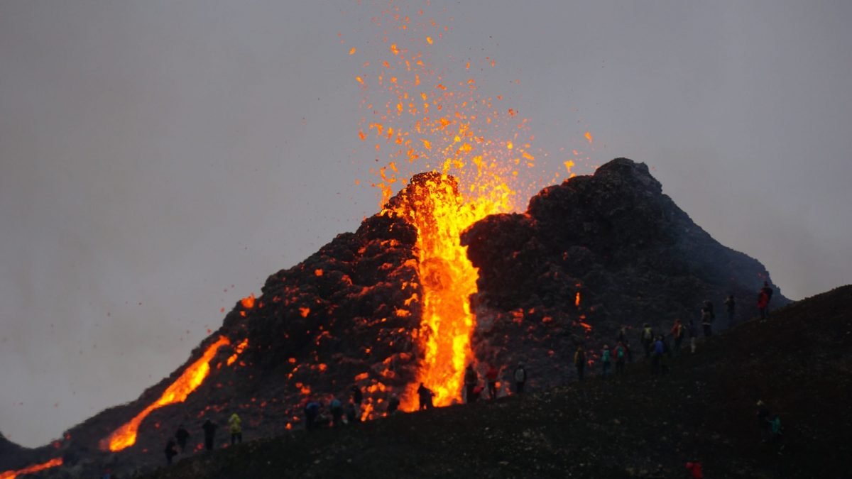 Rafa Abella (sismólogo): «Para un científico, la erupción de un volcán es un laboratorio»