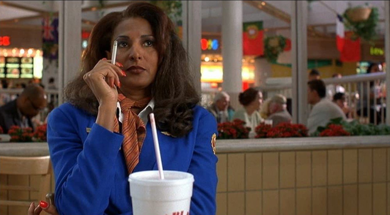 Pam Grier en Jackie Brown basada en la novela de Elmore Leonard