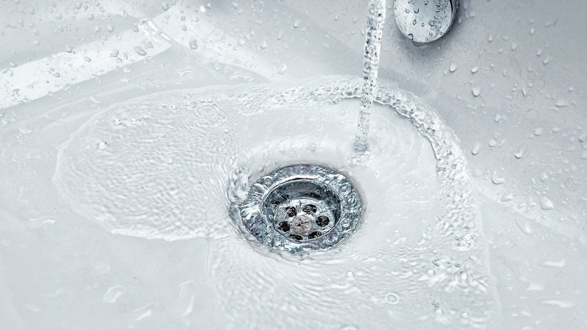 ¿El agua del lavamanos gira en un sentido u otro según el hemisferio en el que estemos? Desmontamos el efecto Coriolis en el baño