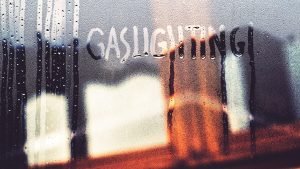 Gaslighting: qué es y cómo se manifiesta en tu vida cotidiana