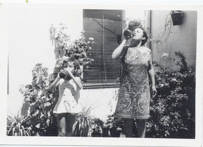 mujeres en el agua madre y tía