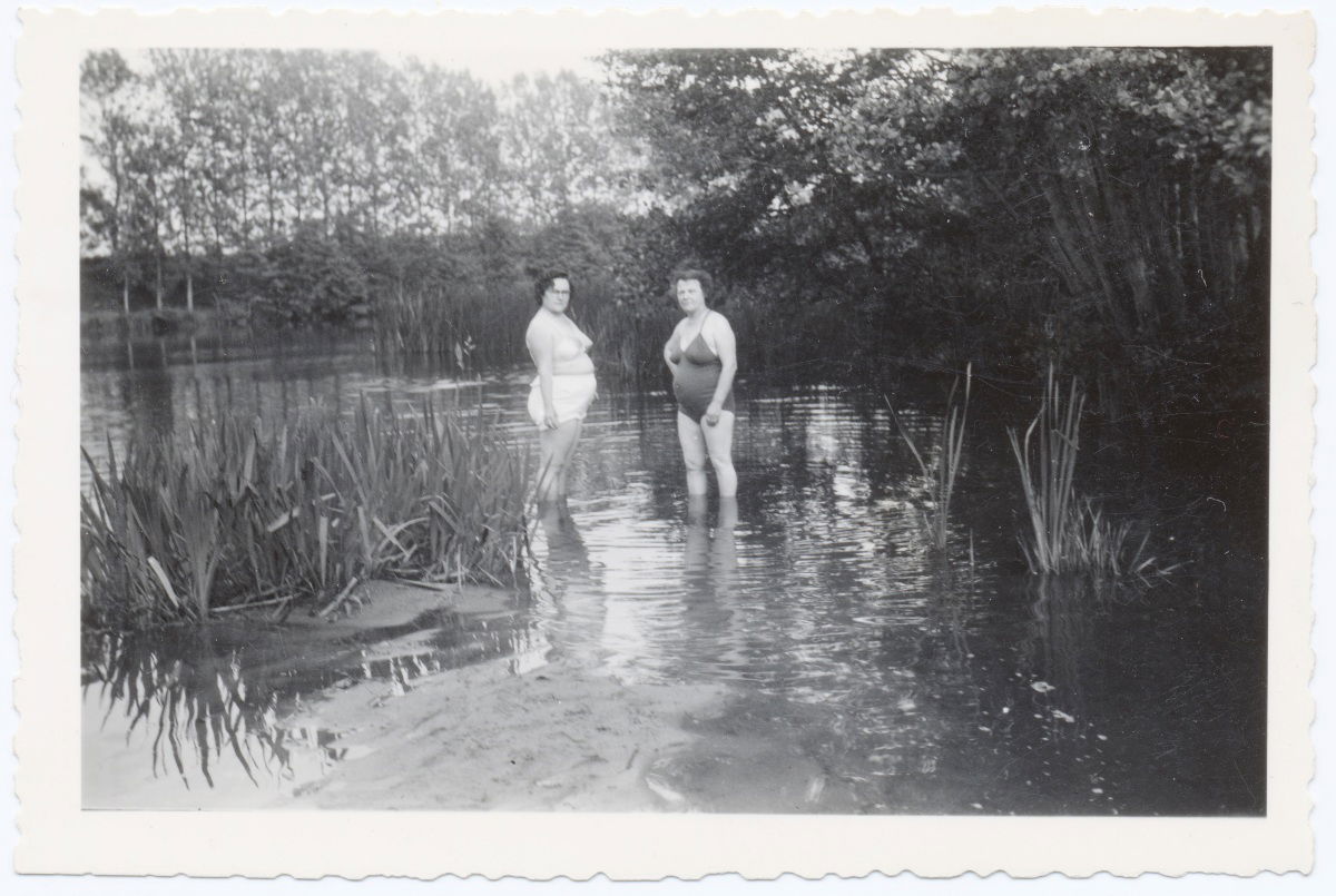 Mujeres En El Agua