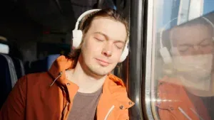 viajeros en tren ruidosos